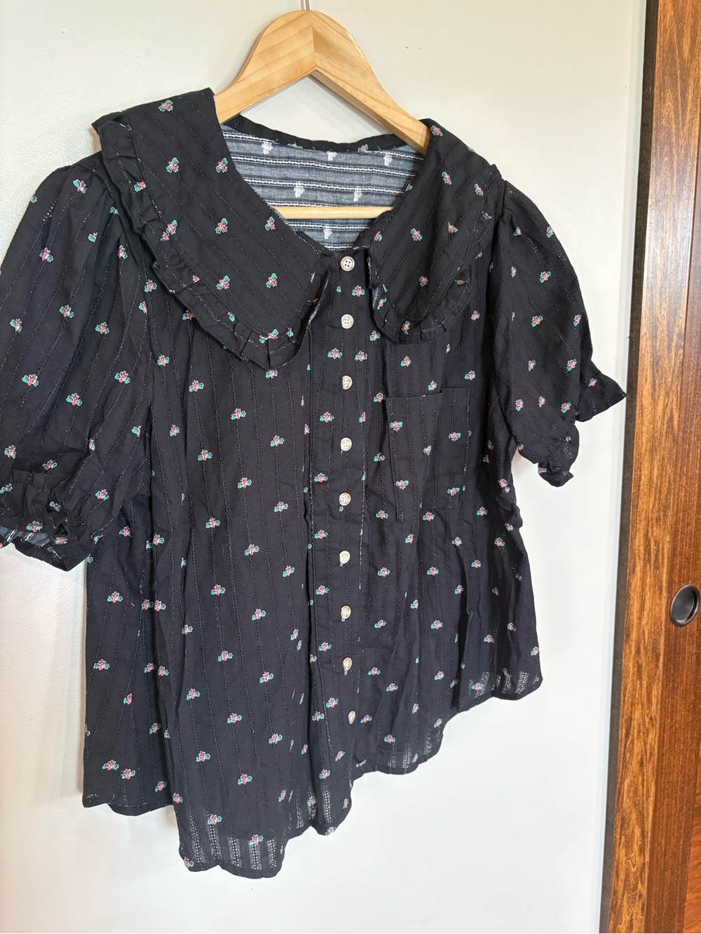Black Floral Button-Front Puff Sleeve Blouse